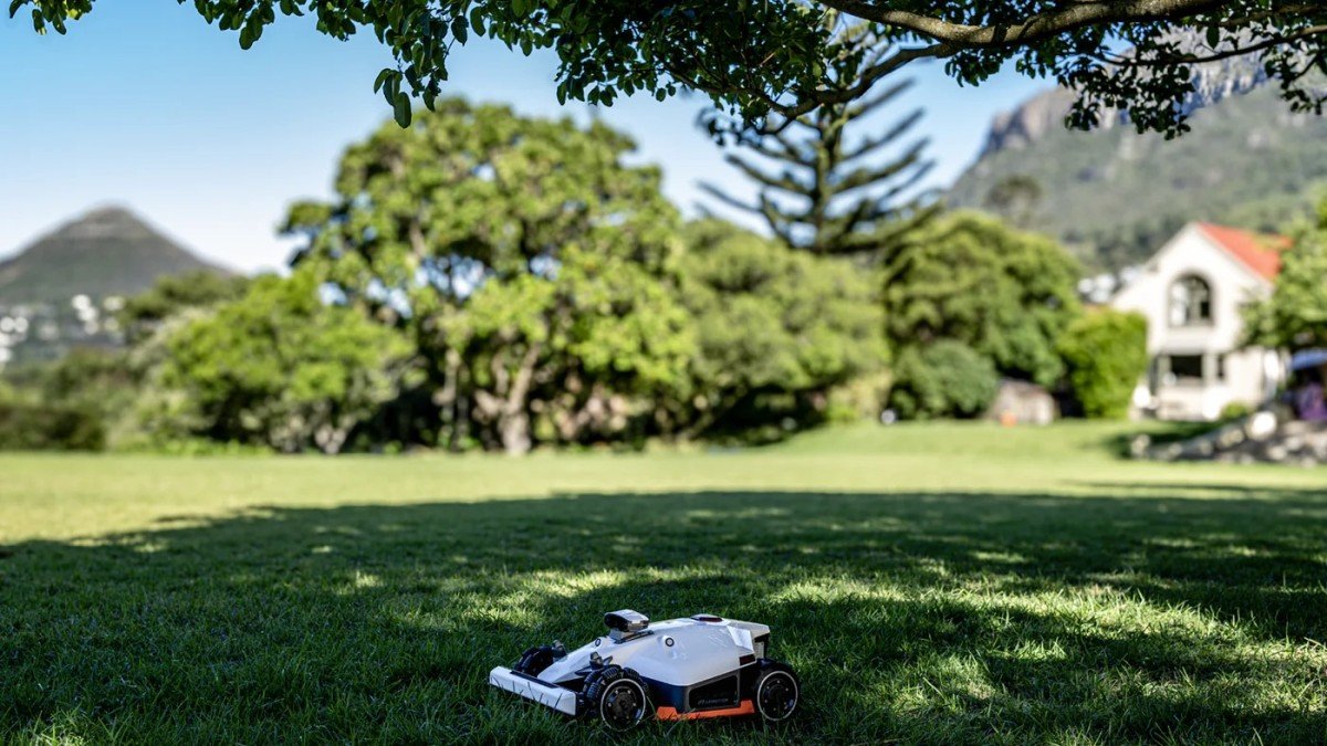 2024 Mammotion Luba 2 under tree