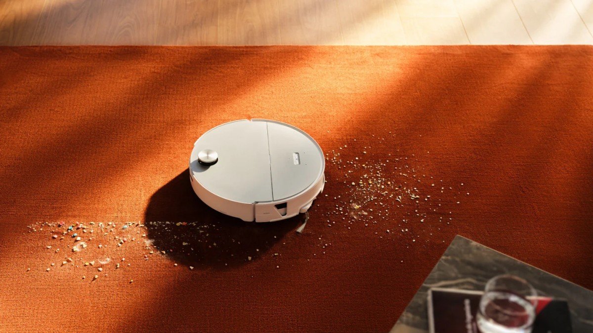 2026 Roborock Saros 20 Sonic action shot