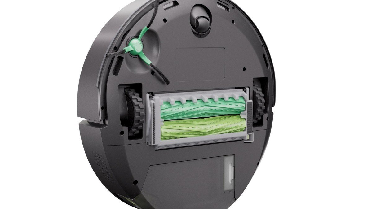 2025 iRobot Roomba Max 705 green roller underside