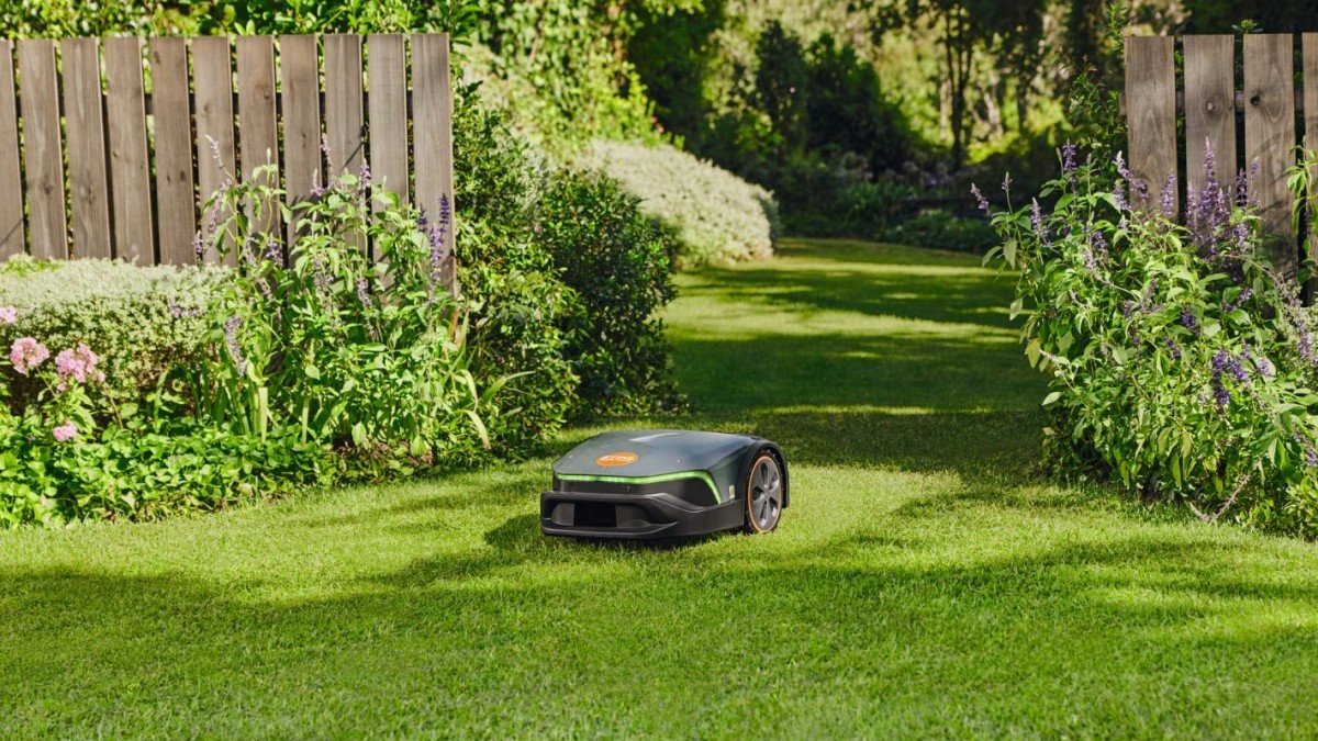 2023 STIHL iMOW 7 EVO lawn action