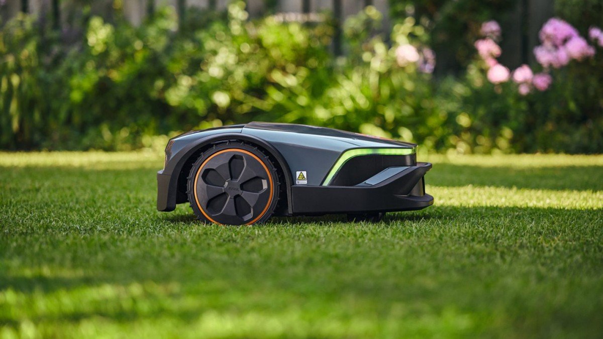 2023 STIHL iMOW 7 EVO grass action