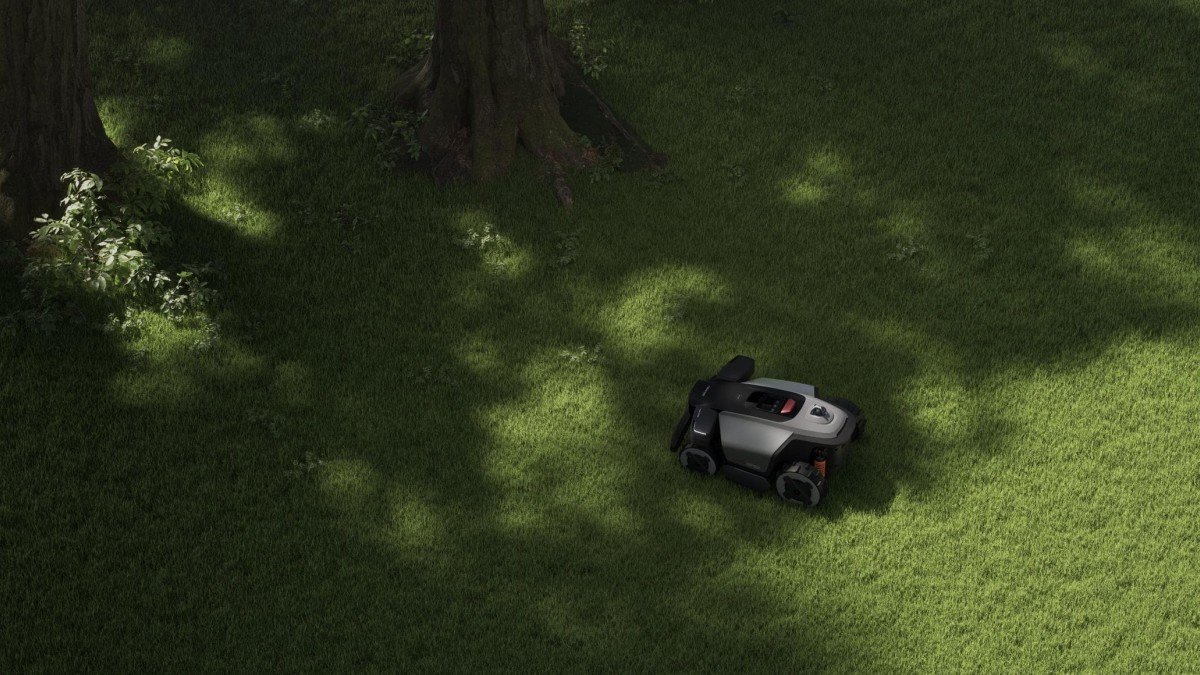 2026 Roborock RockMow X1 LiDAR lawn action