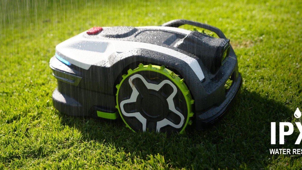 2025 Greenworks AiMowbot C20 rain proof