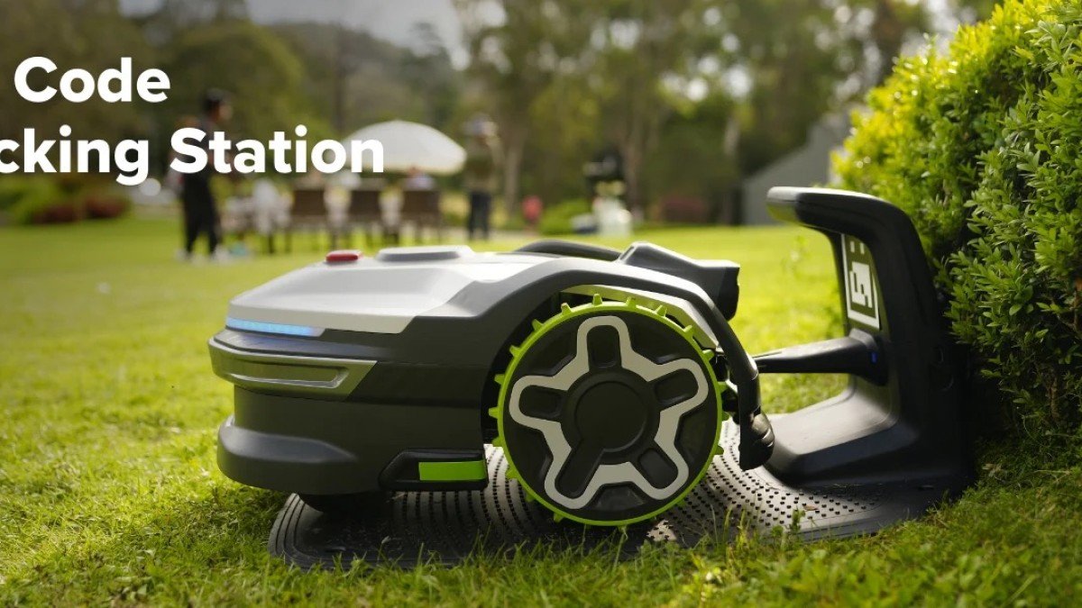 2025 Greenworks AiMowbot C20 charge station