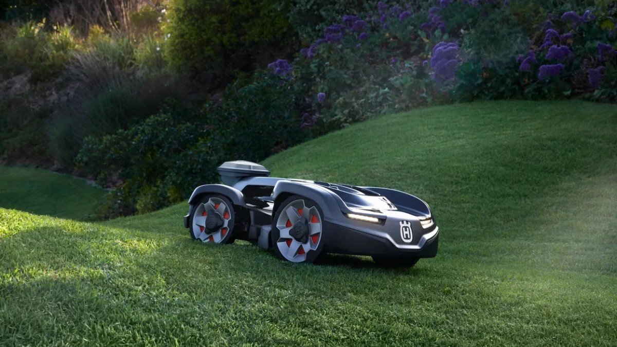 2025 Husqvarna 435 iQ lawn action