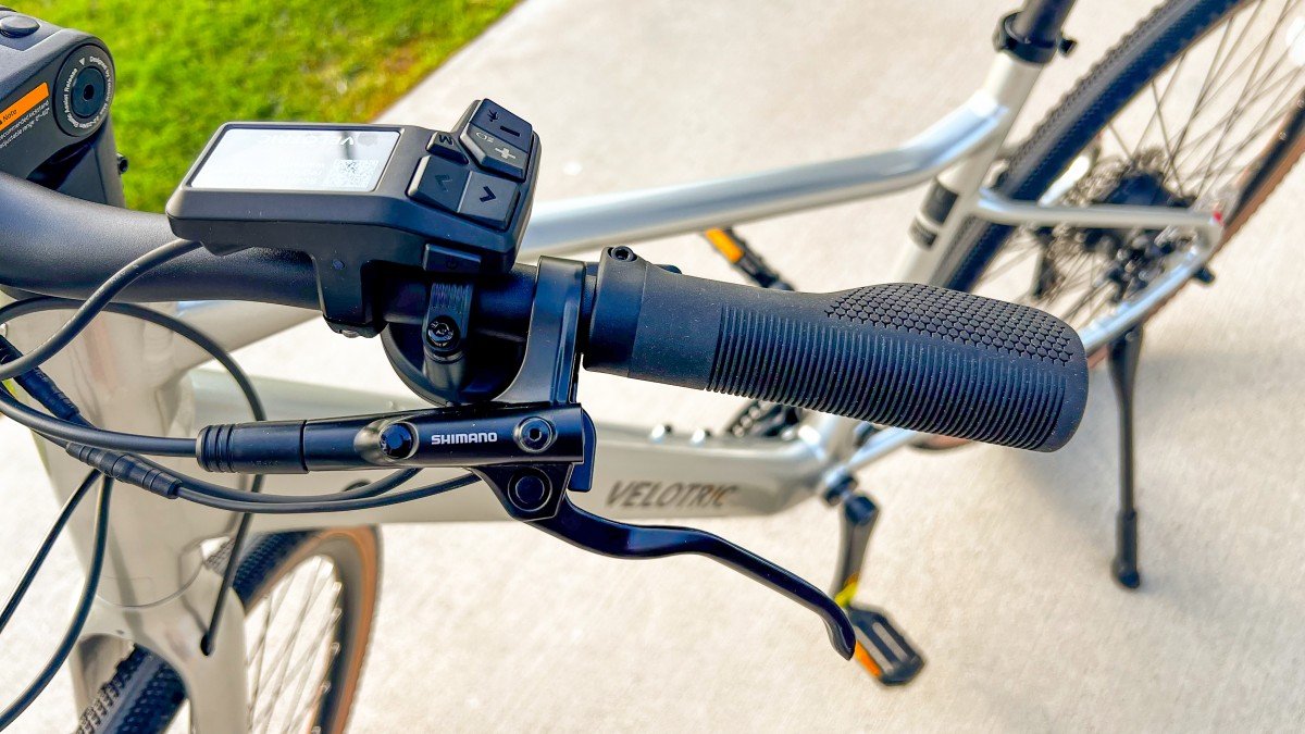 2026 Velotric Tempo brakes levers.jpg