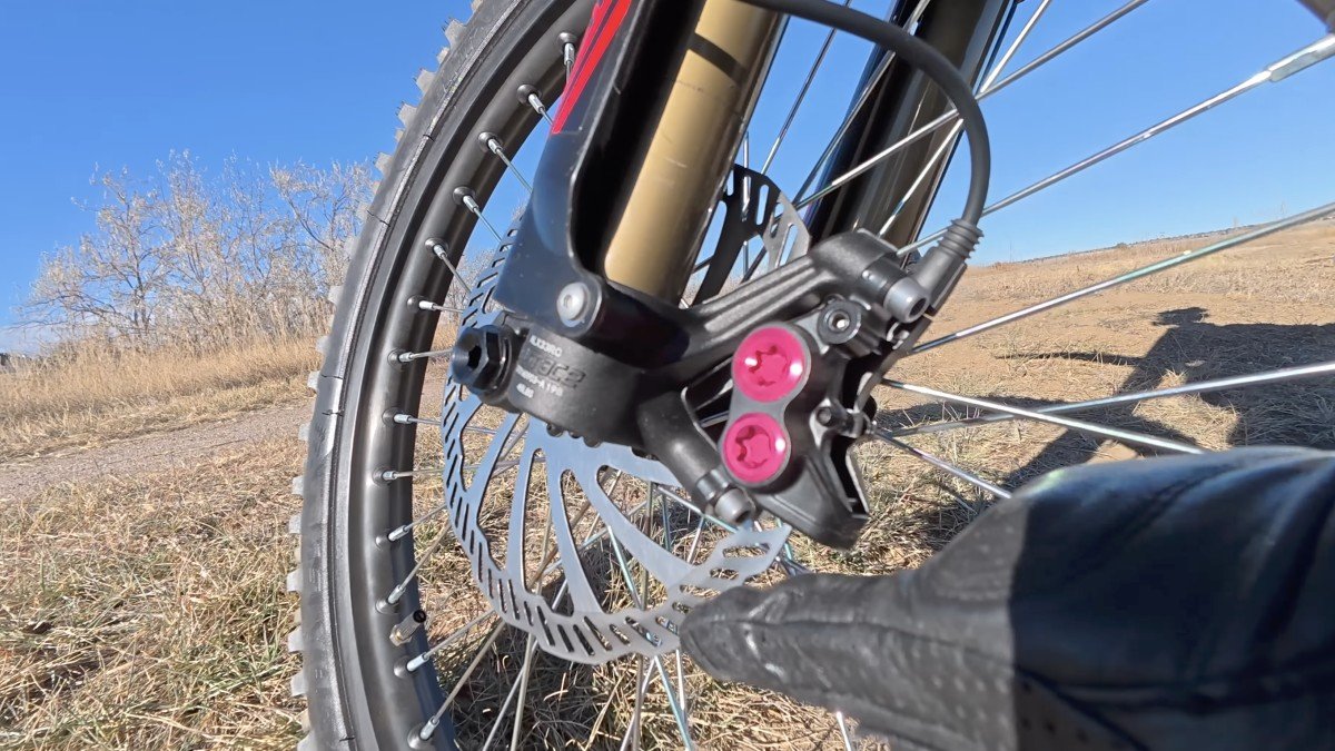 2024 Cyberbike Charger R1 brakes.png