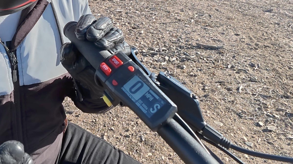 2024 Cyberbike Charger R1 display detail.png