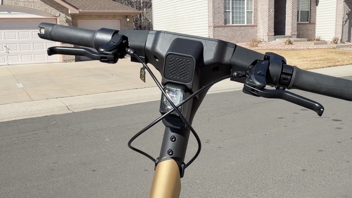 2026 NAVEE UT5 Ultra X front headlight.png 2026 NAVEE UT5 Ultra X front headlight.png