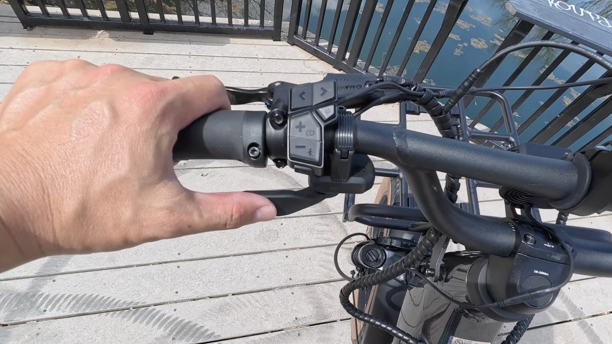 2026 Velotric GoMad throttle.png 2026 Velotric GoMad throttle.png