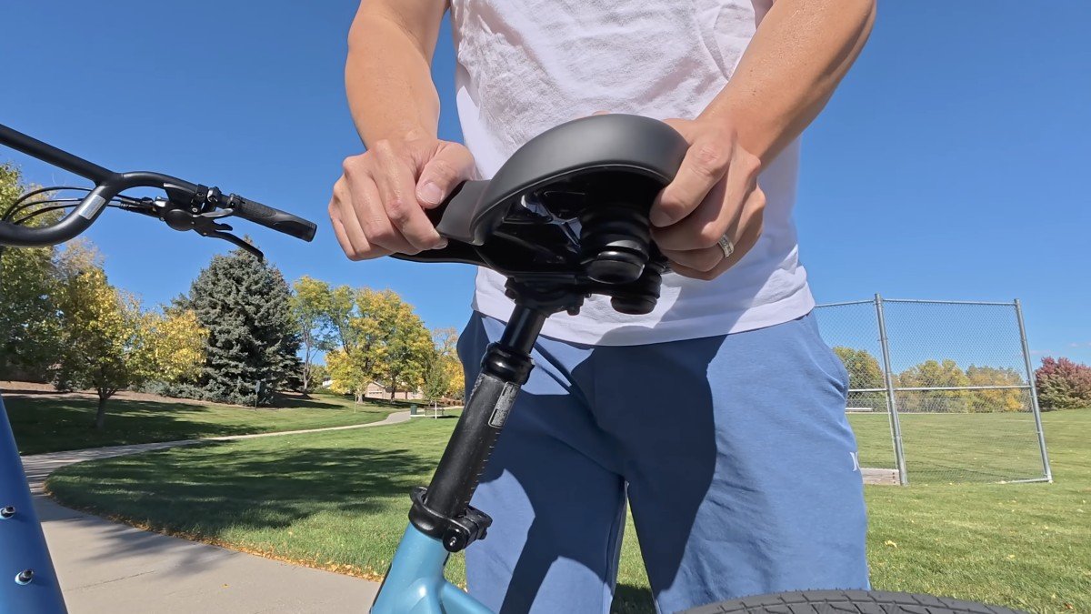 2025 Aventon Pace 4 suspension seat.png