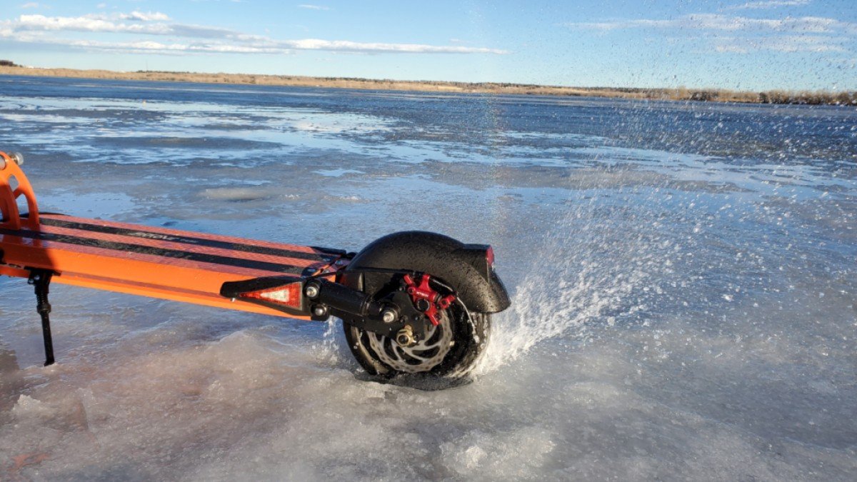 2023 EMOVE Cruiser Emove-Cruiser-On-Ice-Spraying-Water-1024x668