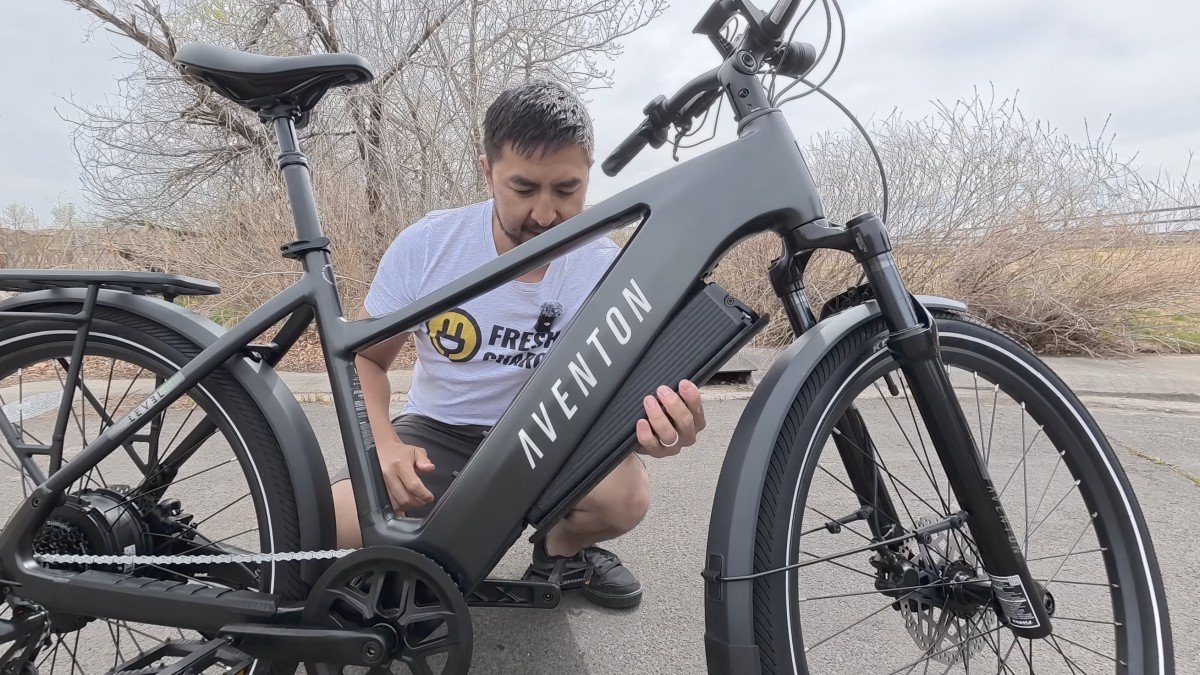 2026 Aventon Level 4 REC battery remove.png