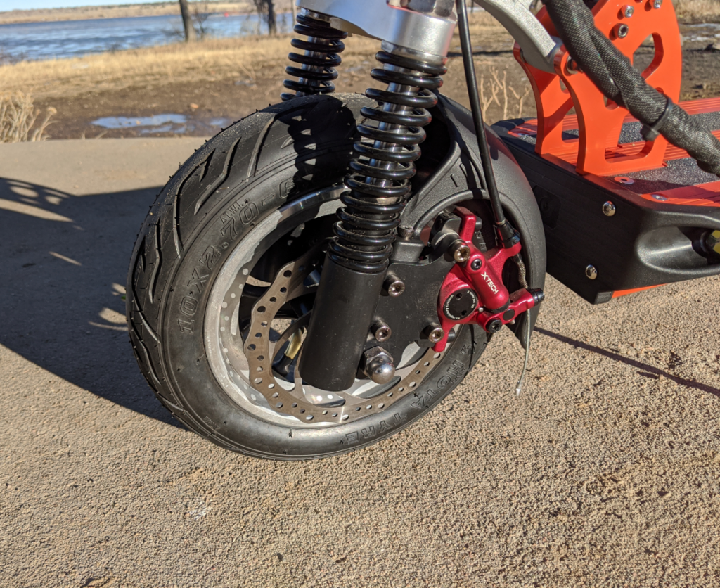 EMOVE-Cruister-Front-Suspension-Tubeless-Pneumatic-Tires-and-Zoom-XTECH-Hybrid-Hydraulic-Brakes-1024x836