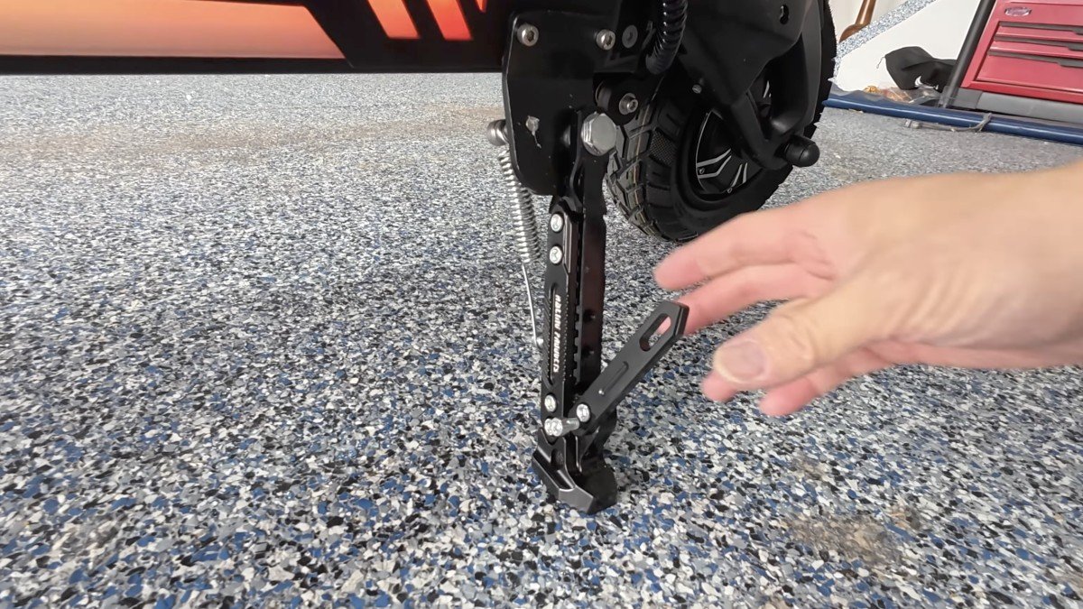 2025 Gspace Mars GTR kick stand.png