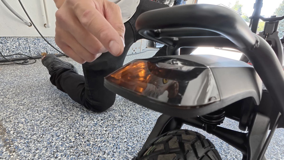 2025 Kaabo Warrior 11 Max rear signal.png