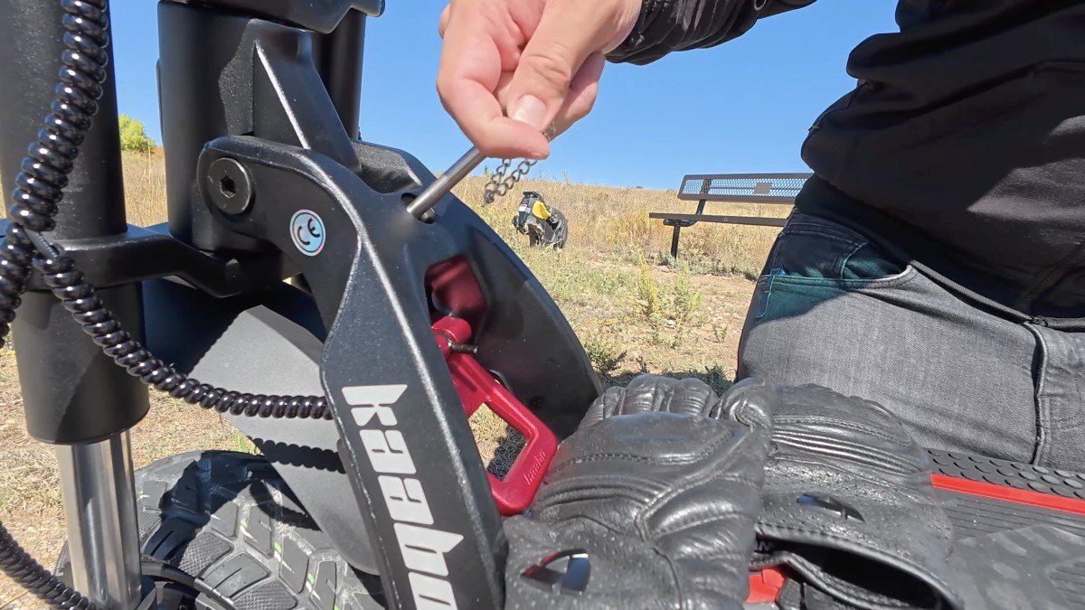 2025 Kaabo Warrior 11 Max pin mechanism.png