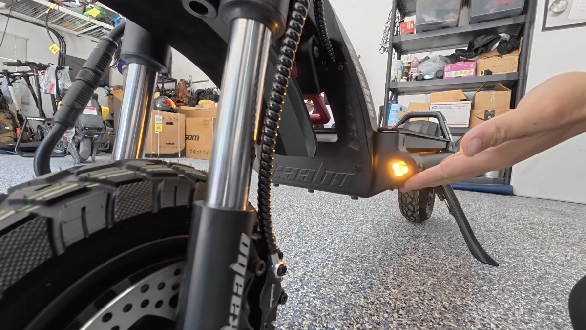 2025 Kaabo Warrior 11 Max turn signal.png