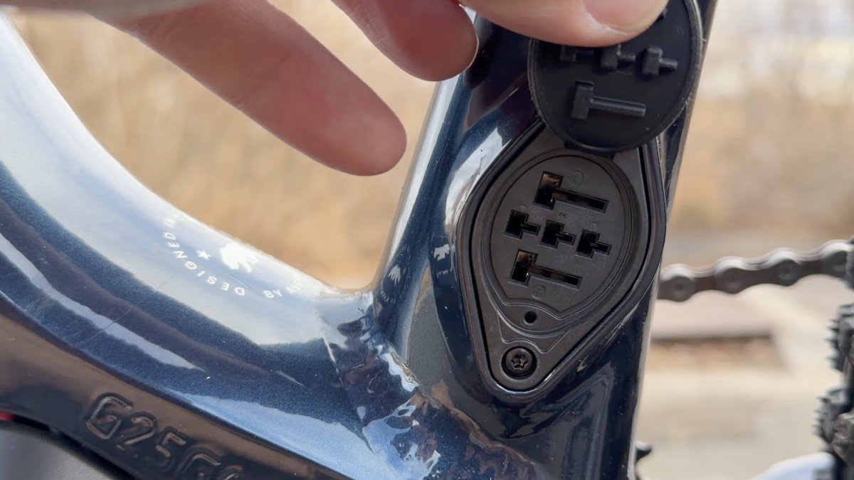 Aventon Ramblas ADV charge port.png