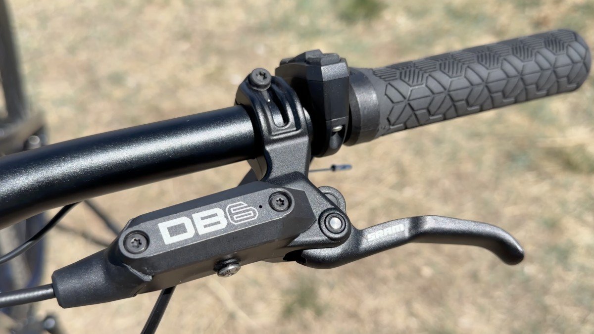 Aventon Ramblas ADV grip detail.png
