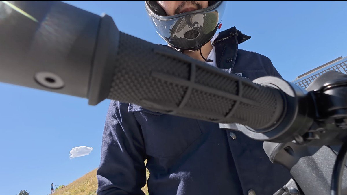 2025 VMAX VX2 Hub grip underside.png