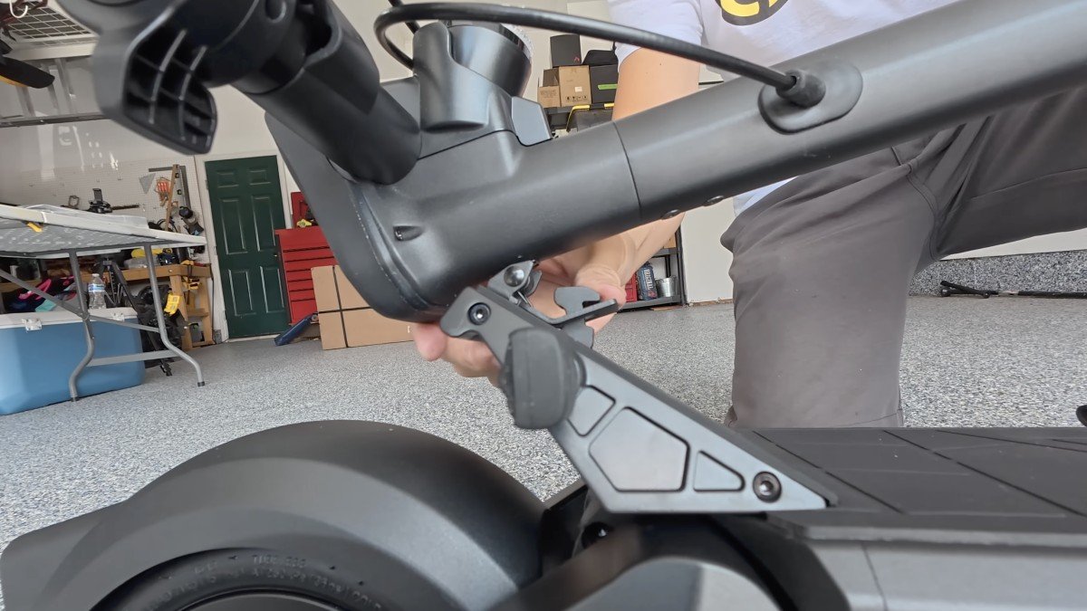2025 VMAX VX2 Hub fold mechanism.png
