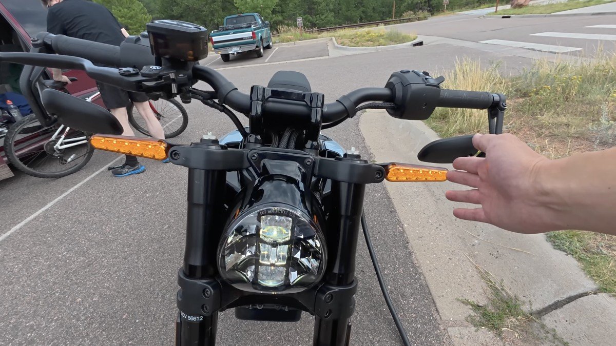 2025 LiveWire S2 Alpinista front light.png