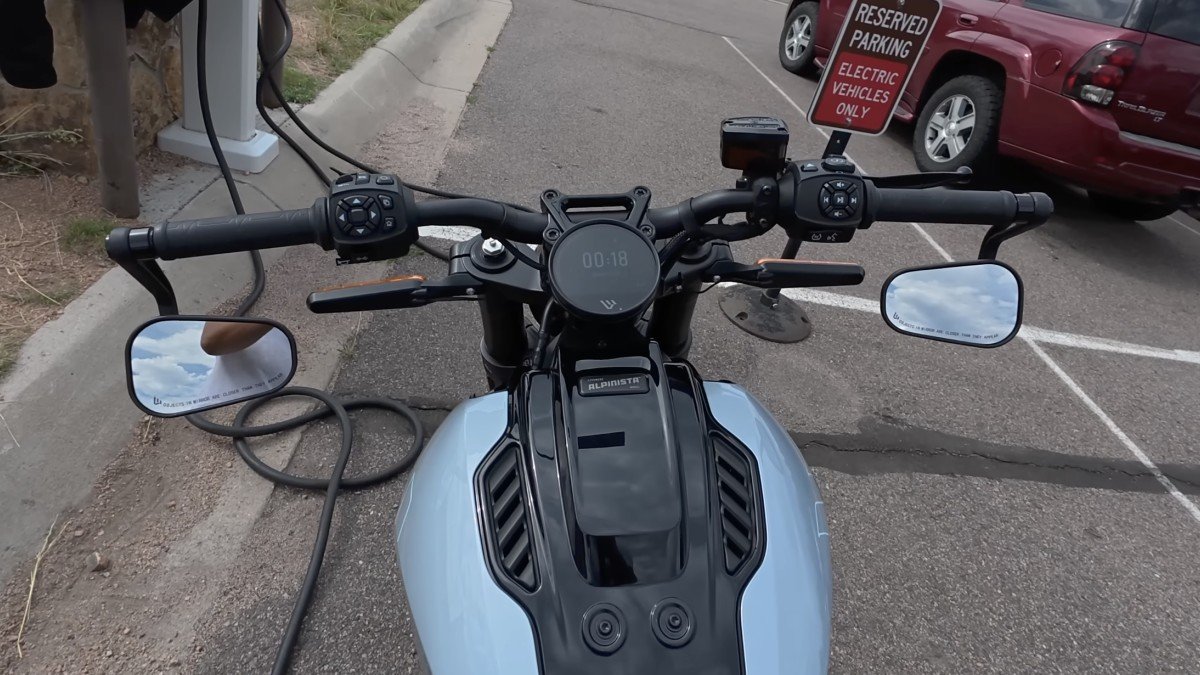 2025 LiveWire S2 Alpinista cockpit.png