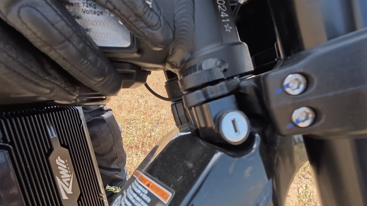 2025 Rawrr Mantis X Pro steering lock.png