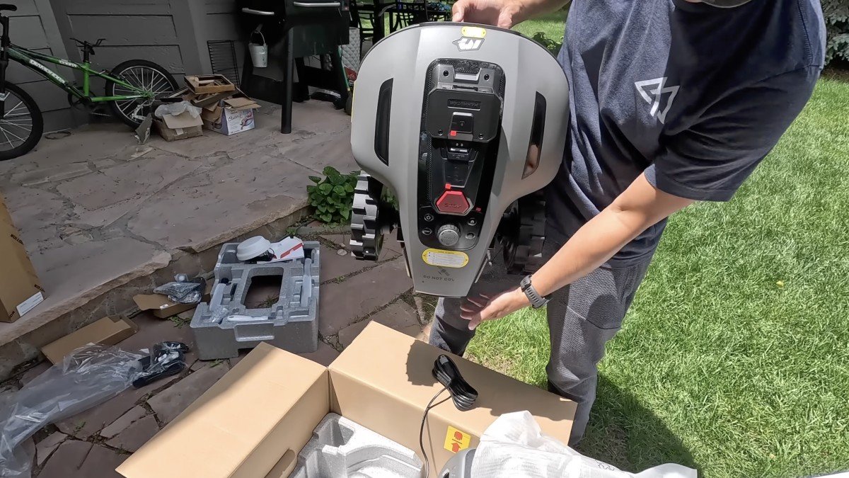 2025 Mammotion Yuka Mini unbox.png