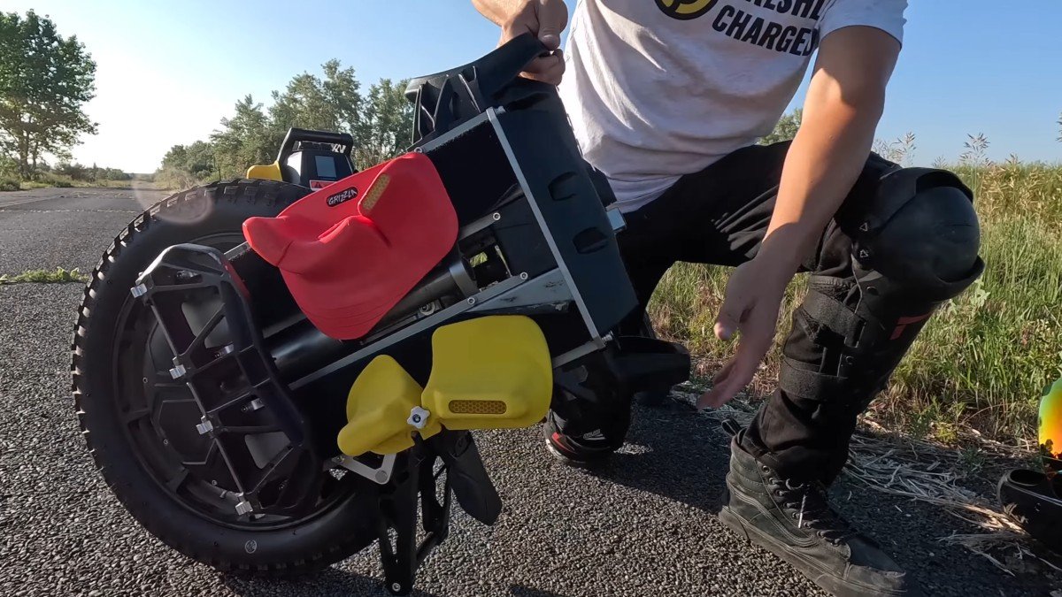 2025 Nosfet Apex kickstand.png
