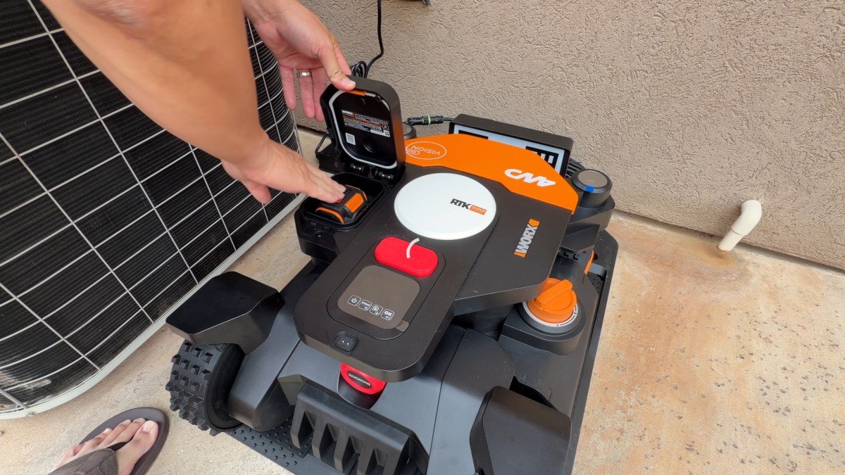 2026 Worx Landroid Vision Cloud 4WD base station.png