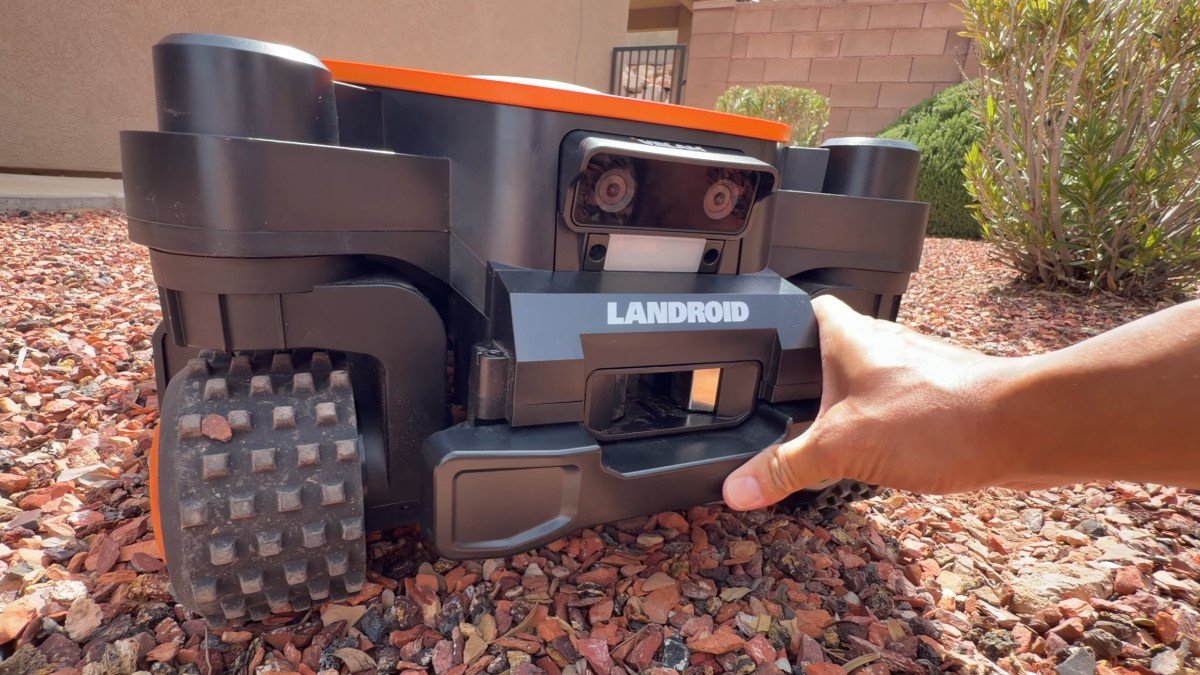Worx Landroid Vision Cloud 4WD front camera.png