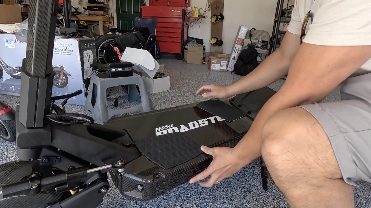 EMOVE Roadster deck detail.png