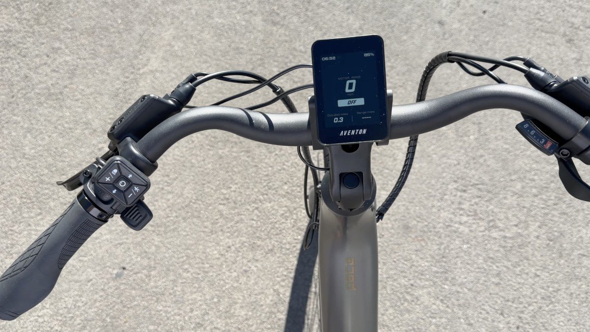 Aventon Pace 5 REC cockpit.png