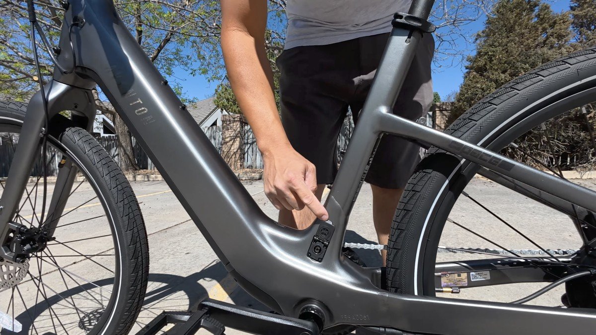 Aventon Pace 5 REC charge port.png