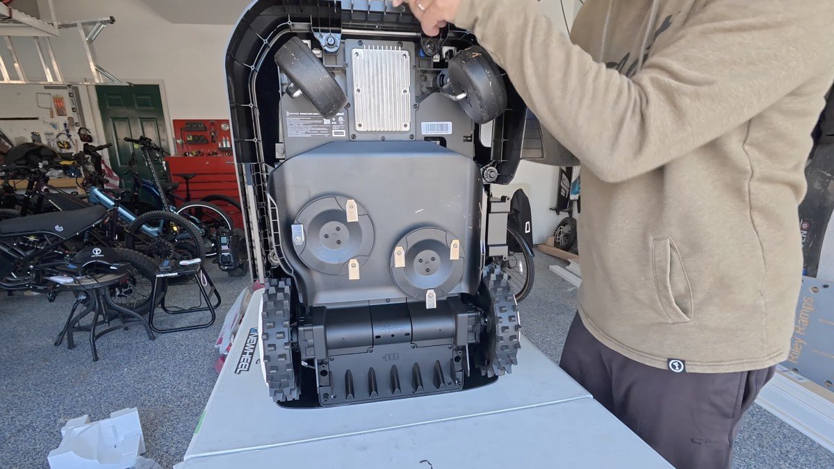2026 Ecovacs GOAT A3000 LiDAR PRO blades.png 2026 Ecovacs GOAT A3000 LiDAR PRO blades.png