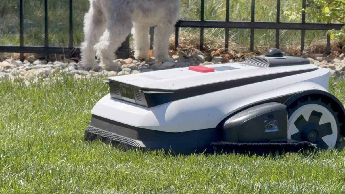 2026 Ecovacs GOAT A3000 LiDAR PRO side view.png 2026 Ecovacs GOAT A3000 LiDAR PRO side view.png