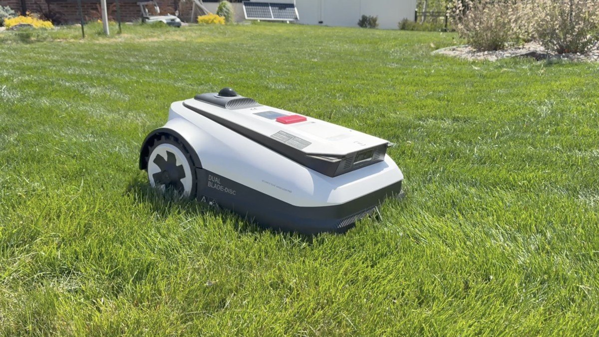 Ecovacs GOAT A3000 LiDAR PRO mow action.png