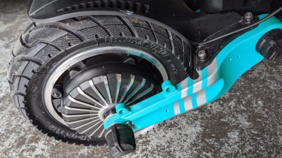 2021 VSETT 9 VSETT-9-Chrome-Motor-Hub-and-Teal-Swing-Arm-1024x645