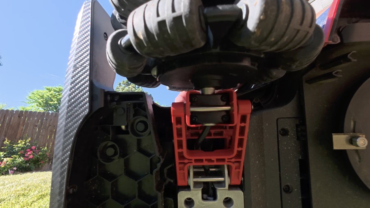 Dreame A3 AWD Pro tire suspension.png