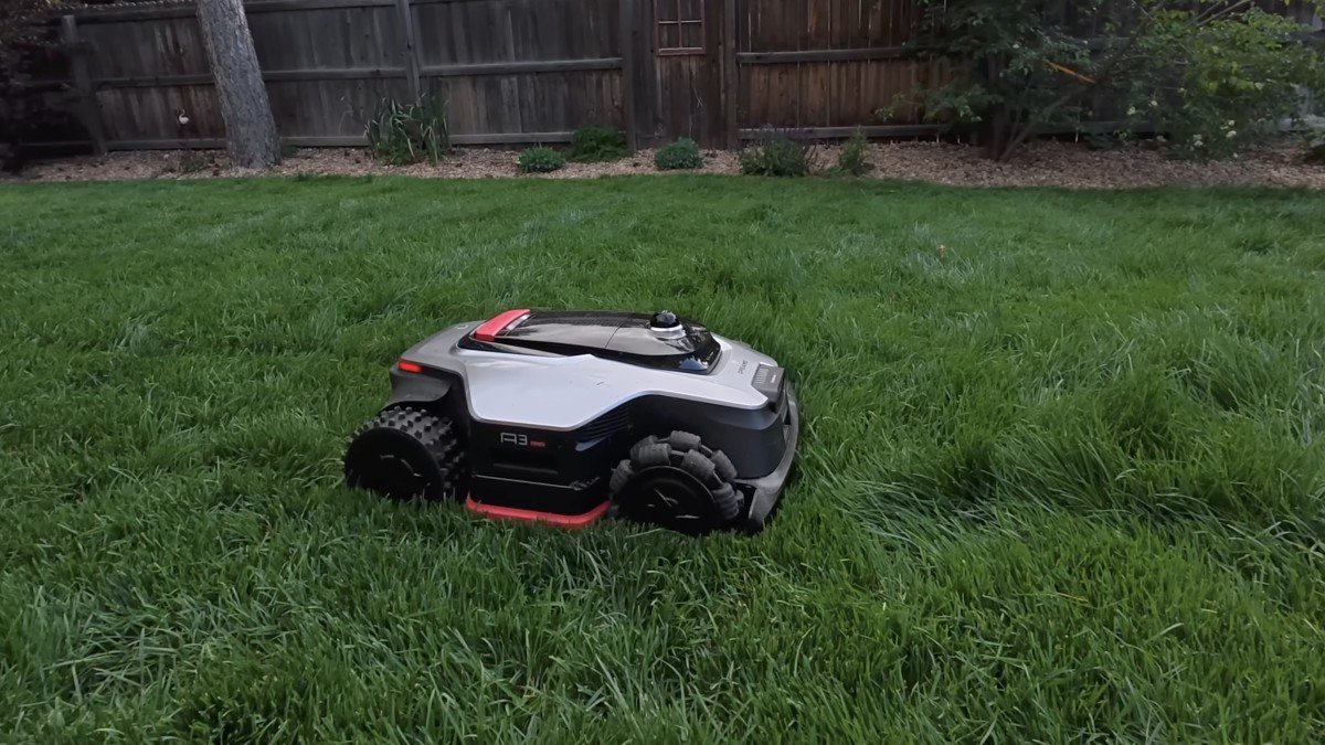 Dreame A3 AWD Pro yard mow.png