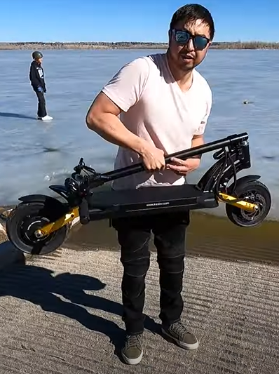 Kaabo-Mantis-Pro-SE-Locked-When-Folded-for-Easy-Portability