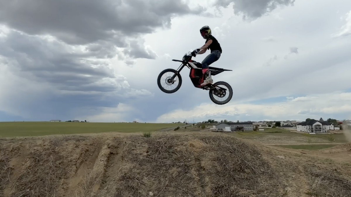 Segway Xaber 300 jump shot.png