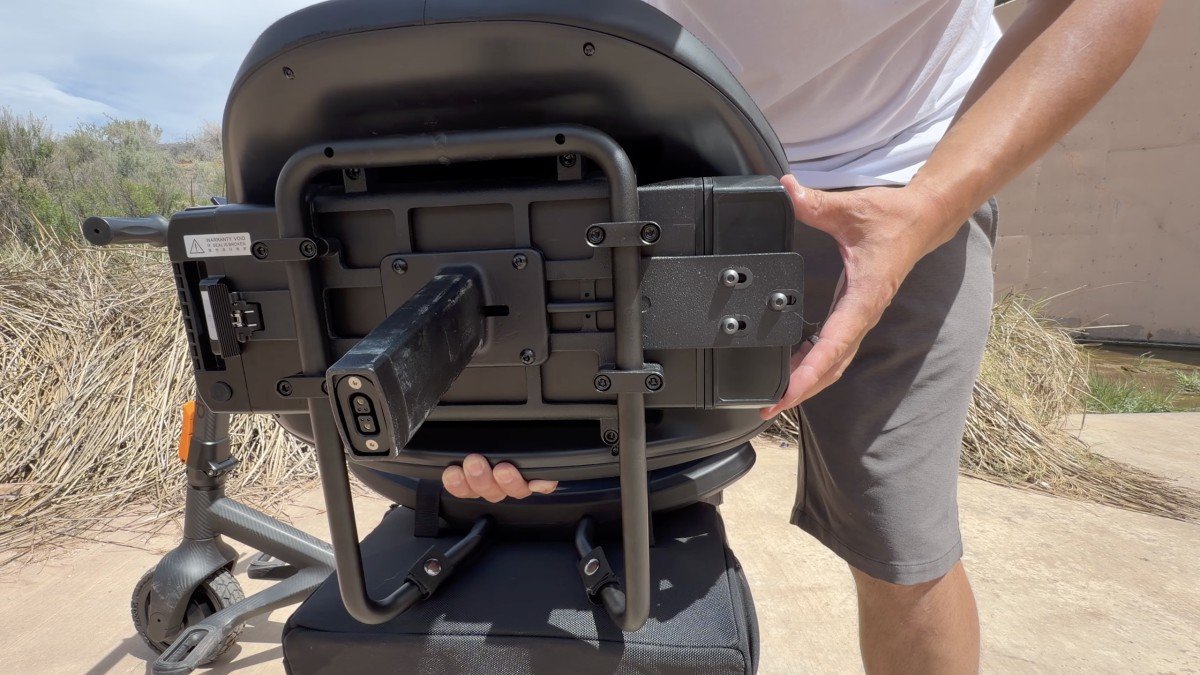 Dashmoto Dash 3 battery bolts.png