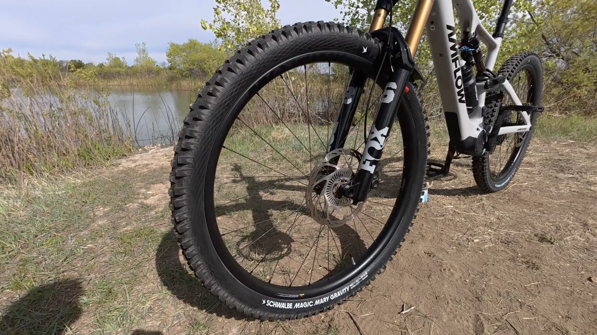 Amflow PX Carbon Pro front tire.png
