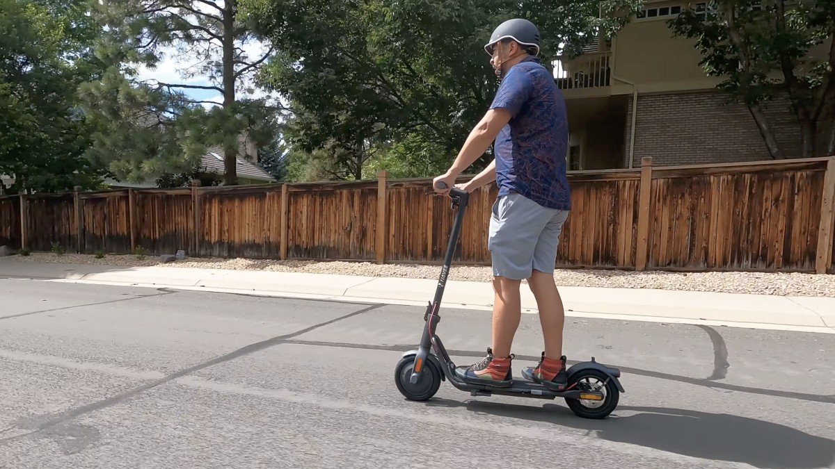 NAVEE V50 street ride.png