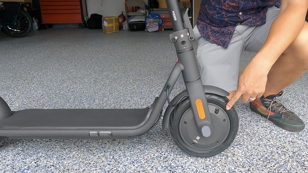 NAVEE V50 front wheel.png