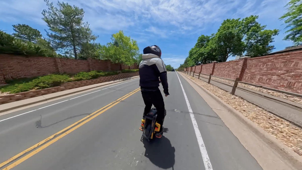 InMotion P6 street ride.png InMotion P6 street ride.png