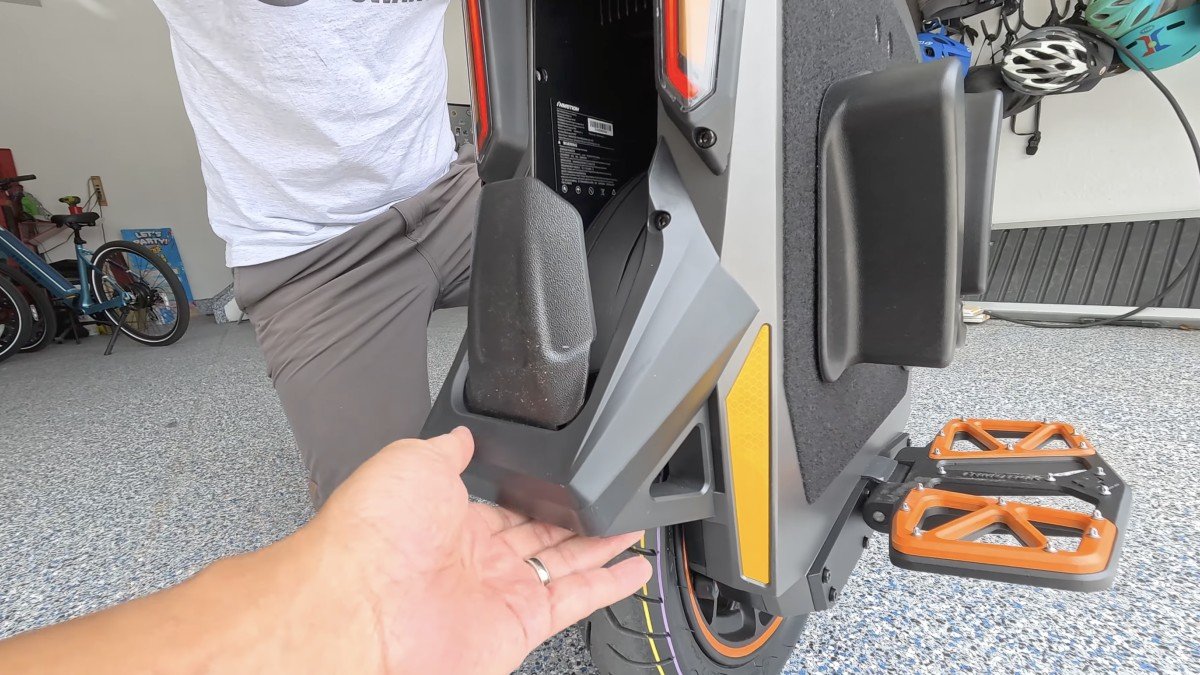 InMotion P6 kickstand.png